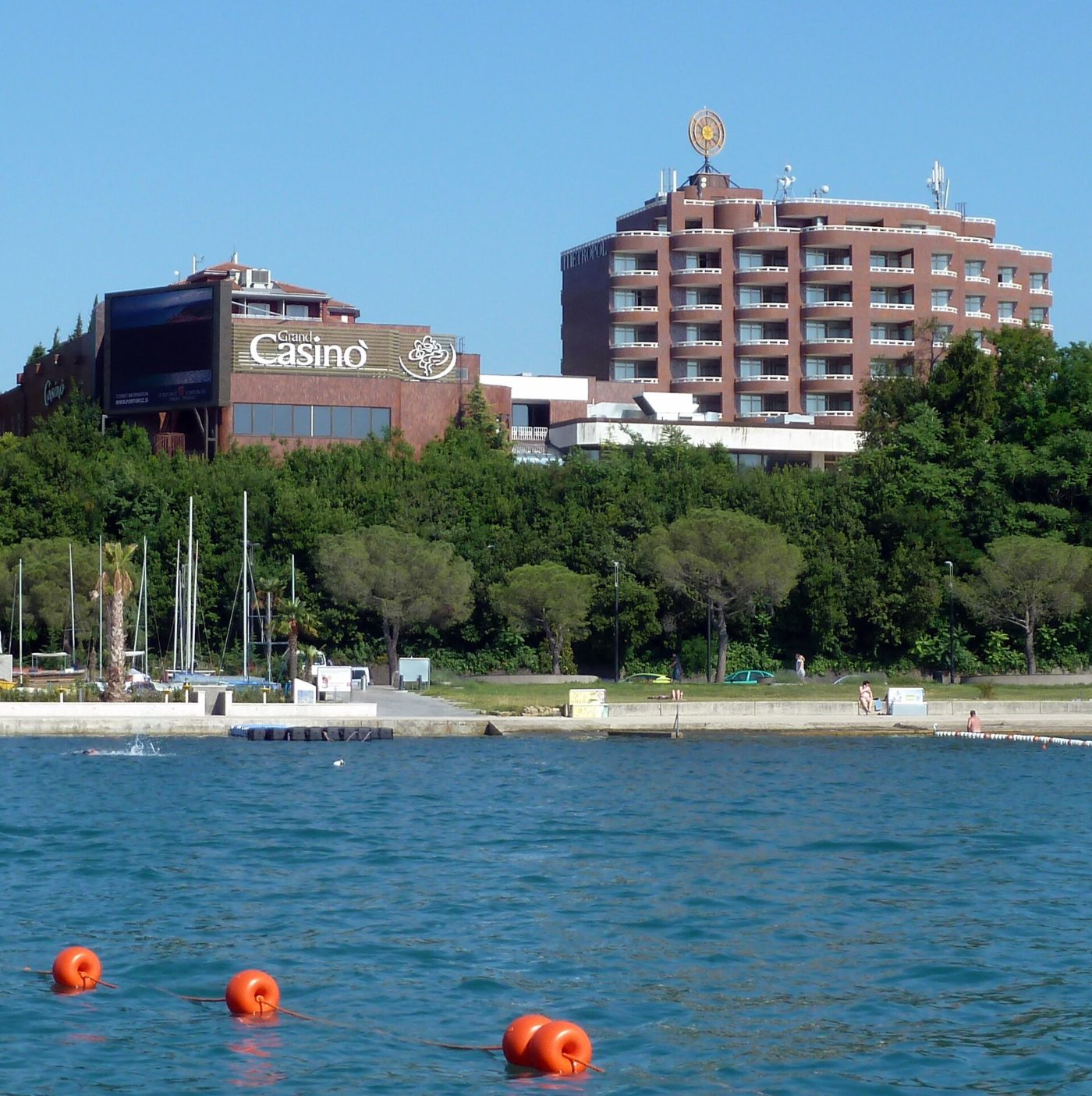 Portorož z obale, v ozadju hotel z igralnico