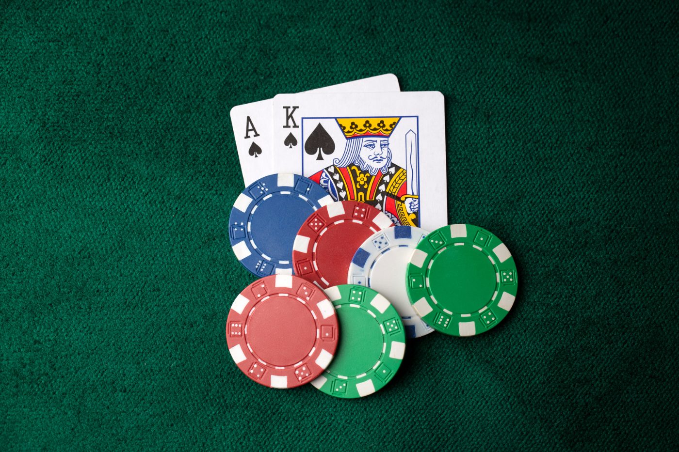Dva asa in poker žetoni na mizi