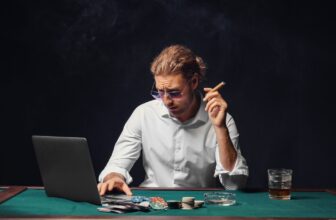 Igralec igra spletni poker na računalniku