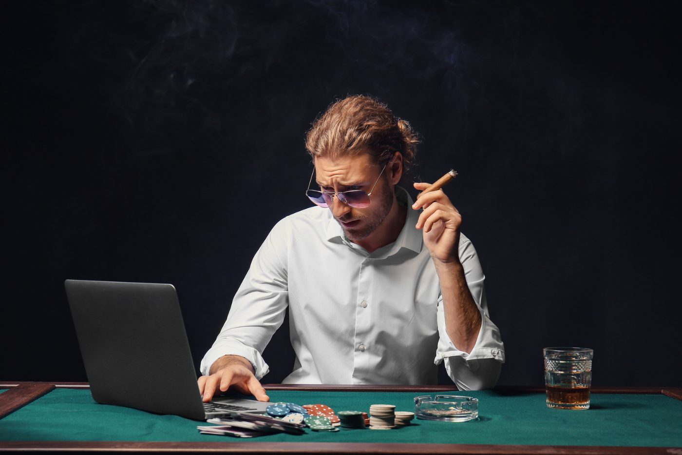 Igralec igra spletni poker na računalniku